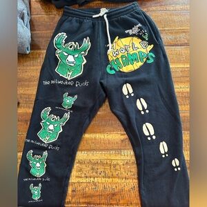 Selling jogging Small Milwaukee, very comfy, with cute logo on it !